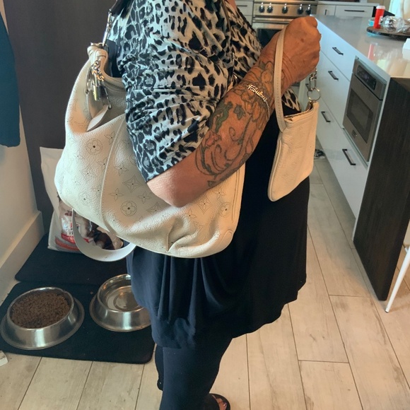 Louis Vuitton Mahina Selene Monogram PM Blanc Shoulder Bag. - Picture 2 of 16